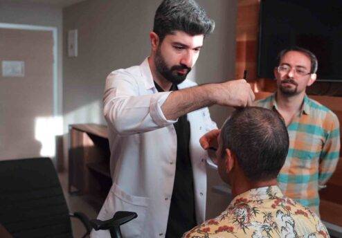 Przeszczep włosów dla nosicieli wirusa HIV w Istambule, Turcja