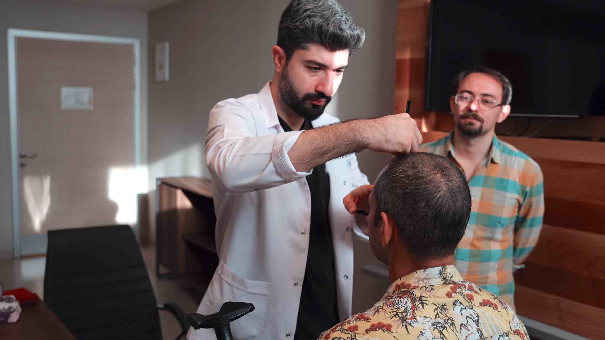 Przeszczep włosów dla nosicieli wirusa HIV w Istambule, Turcja